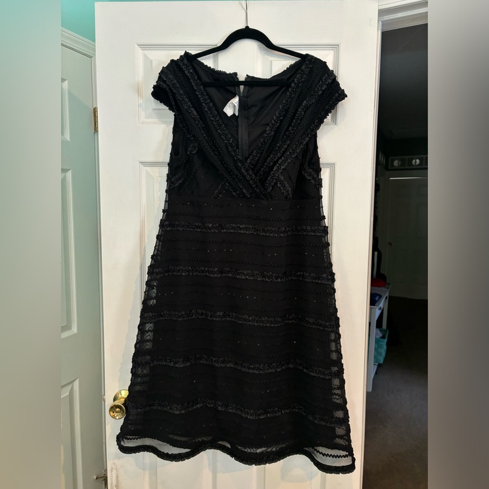Tadashi Too 16w (16q) flattering ruffle, sequin